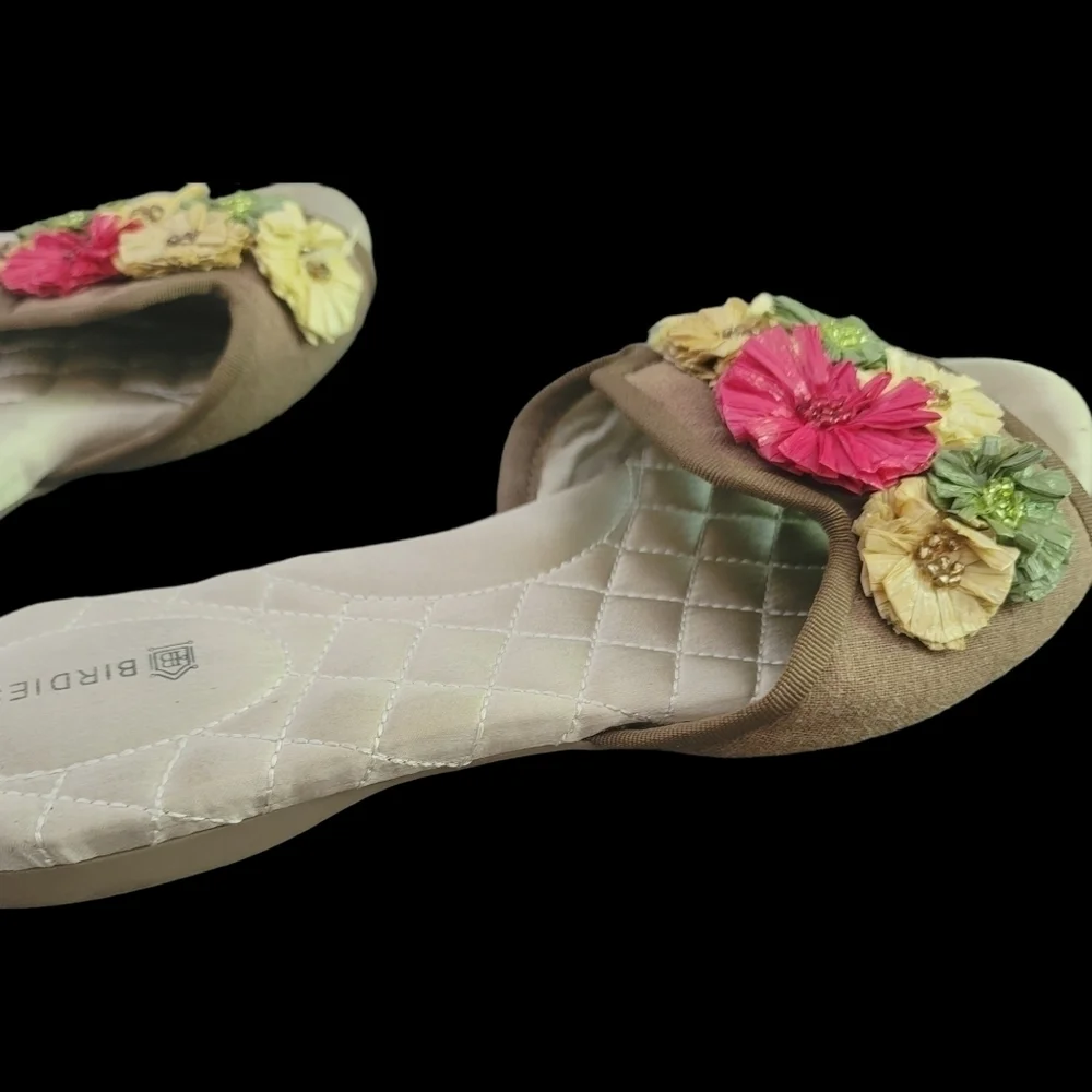 BIRDIES The Chickadee Raffie Floral Sandals